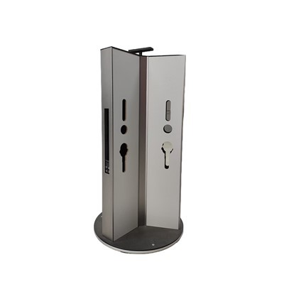 Expositor minimalista para fechadura de porta de madeira